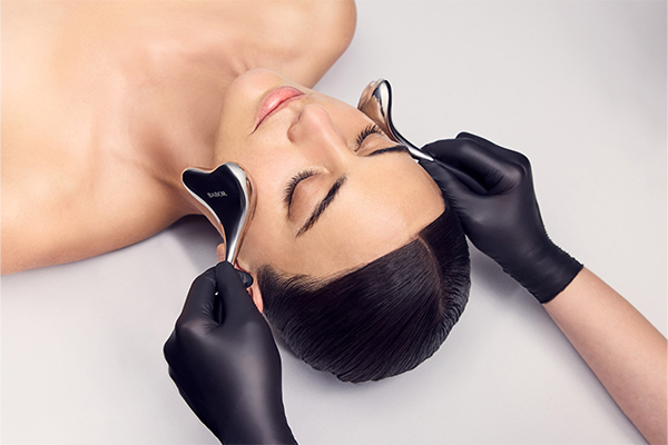 Avkopplande ansiktsbehandling på Upper House med professionell hudterapeut.