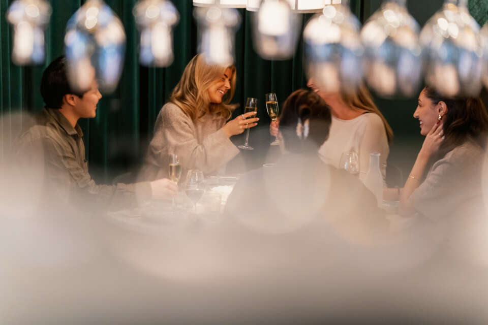 Gäster avnjuter några glas bubbel på Upper House