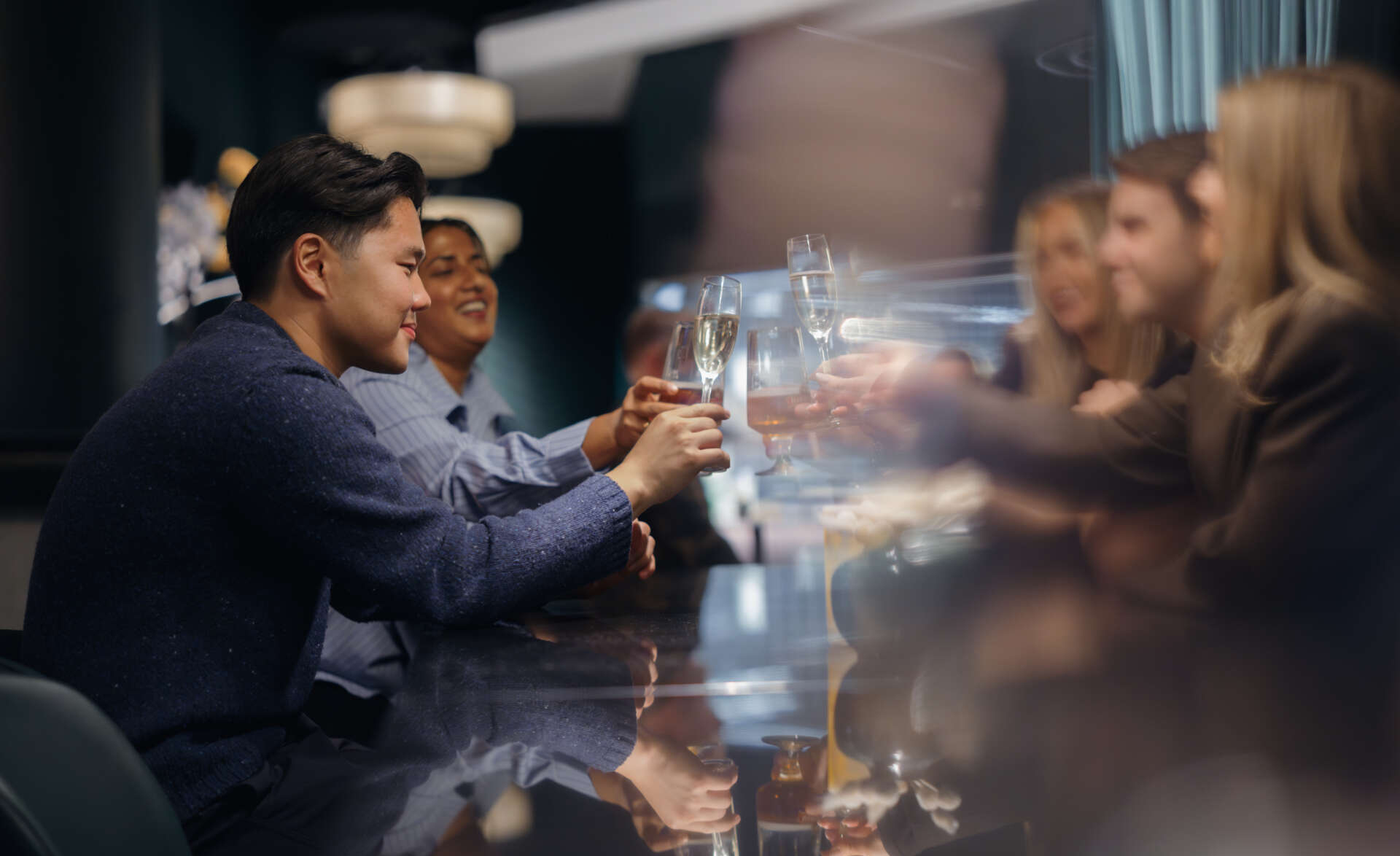 Gäster avnjuter några glas bubbel på Upper House