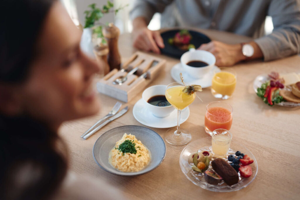 Två personer njuter av sin frukost på Upper House.
