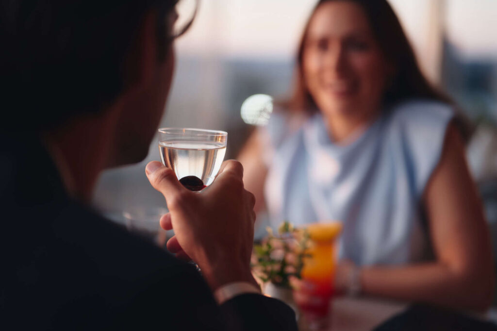 Ett par njuter av god dryck på Upper House Bar