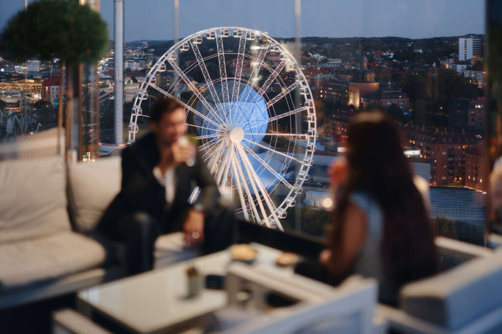 Utsikt från baren på Upper House. I bakgrunden syns Liseberg.